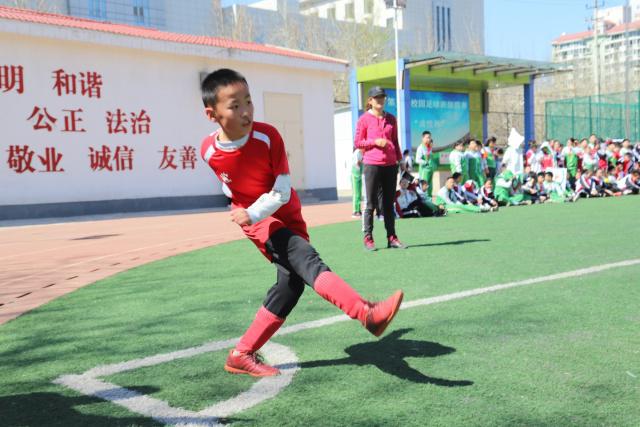 斯诺克世锦赛：赵心童首轮击败海菲尔德